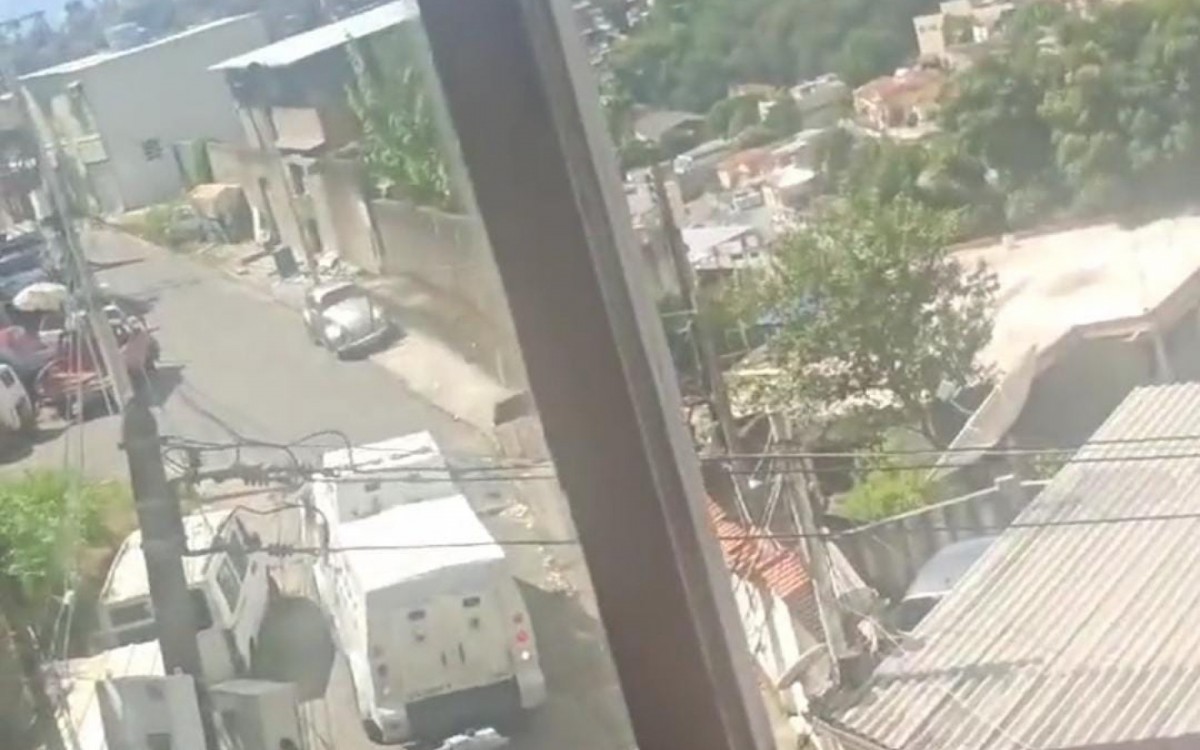 Blindado usado pela UPP foi visto circulando pelo Morro dos Prazeres
