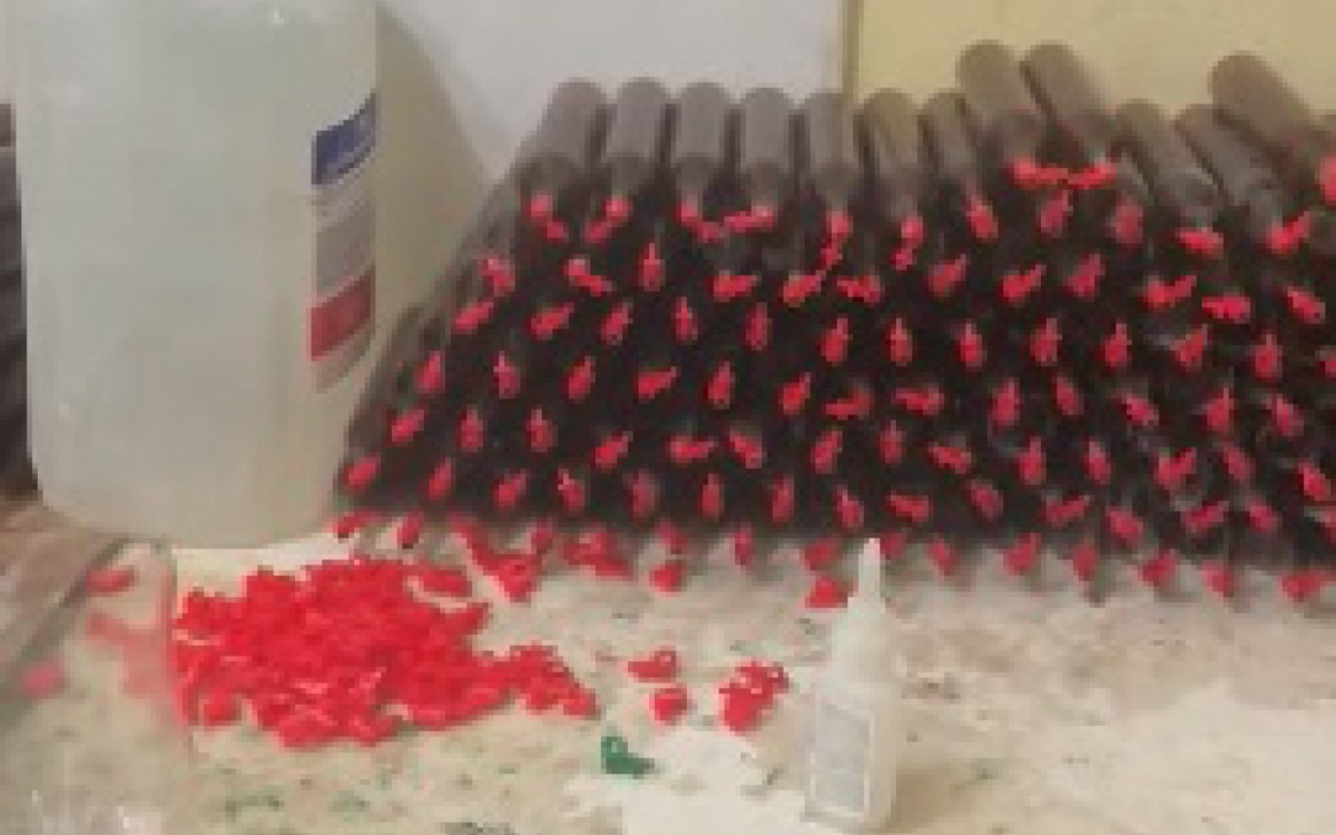 Agentes apreenderam gal&otilde;es com princ&iacute;pio ativo altamente inflam&aacute;vel usado na fabrica&ccedil;&atilde;o de lol&oacute;