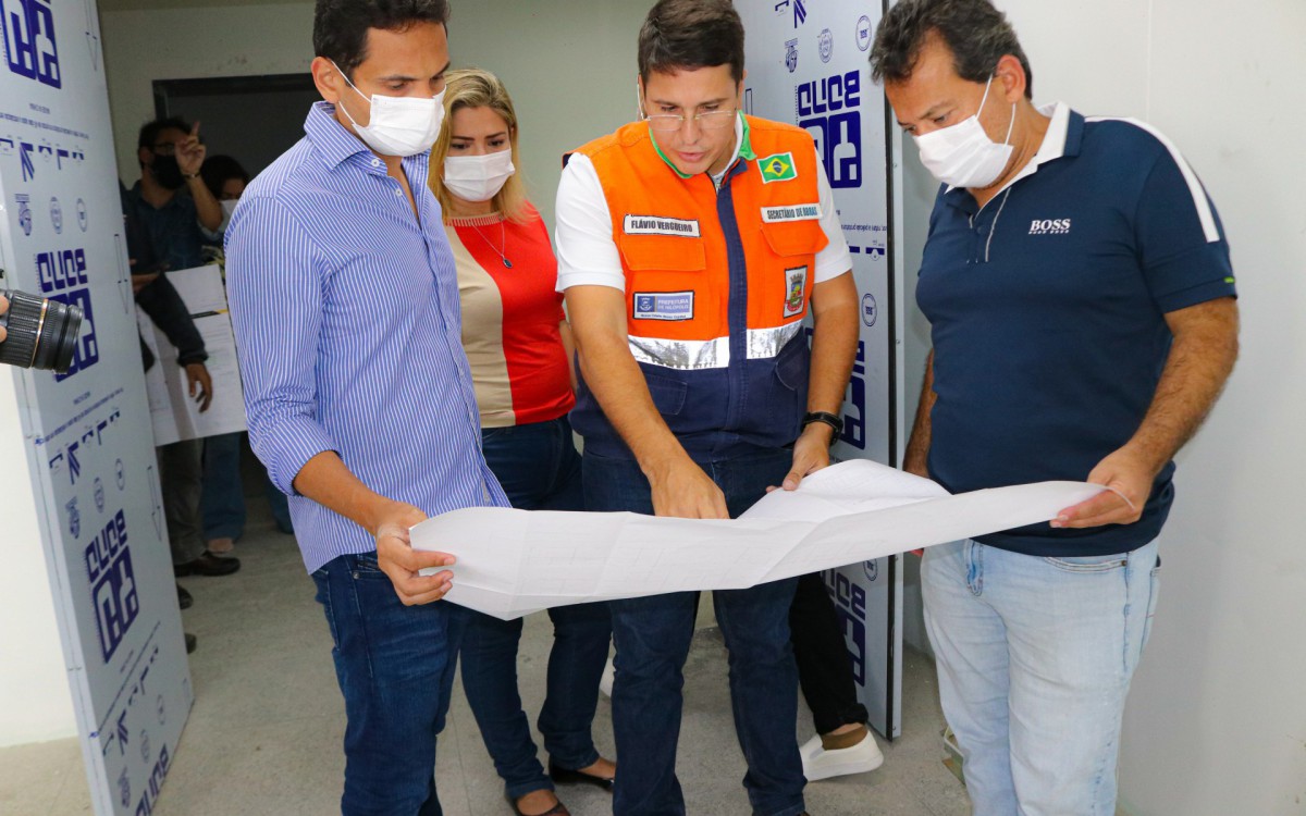 Autoridades observam planta da obra, pra&ccedil;a do Amem, pra&ccedil;a Heraclydes, em Nova Cidade