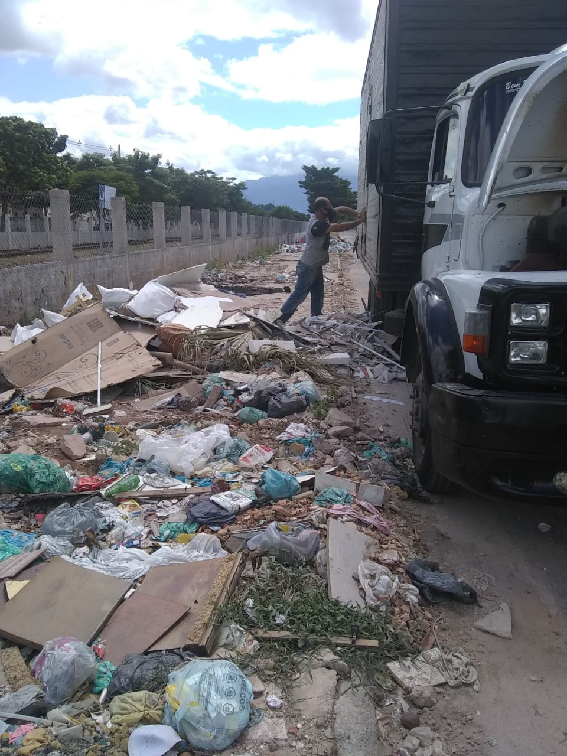 O caminhão-baú foi flagrado despejando entulho na Rua Nunes Sampaio - Divulgação