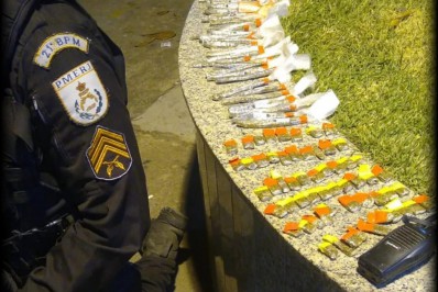 PM prende suspeito com mochila carregada de drogas na Vila Tiradentes, em Meriti