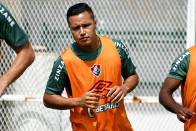Sem espaço com Abel Braga, jogador do Fluminense deverá assinar pré-contrato com novo clube