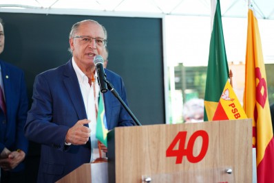 Alckmin se filia ao PSB e afirma que Lula é a esperança da reinserção do país no cenário mundial