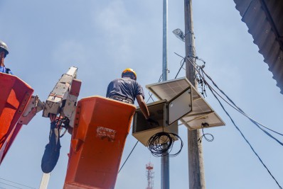 Equipe do Centro de Controle Operacional de Mesquita instala câmeras e painéis solares