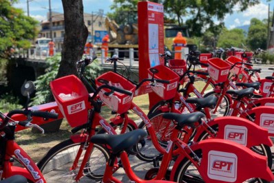 Bicicletas vermelhinhas completam um ano