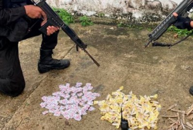 Suspeito é apreendido carregando bolsa com drogas em Mesquita
