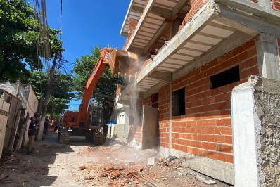 Prédio irregular é demolido no Recreio 