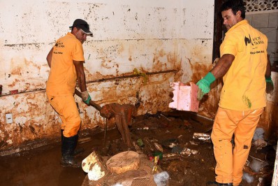 Famílias recebem apoio após enxurrada em Angra