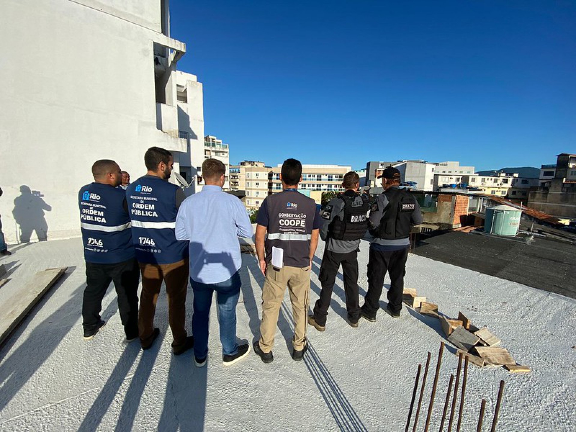 As demoli&ccedil;&otilde;es s&atilde;o feitas por equipes da Coordenadoria T&eacute;cnica de Opera&ccedil;&otilde;es Especiais (COOPE) e da Coordenadoria Geral de Opera&ccedil;&otilde;es Especiais (CGOE) da Secretaria de Conserva&ccedil;&atilde;o - Secretaria Municipal de Ordem P&uacute;blica / Divulga&ccedil;&atilde;o