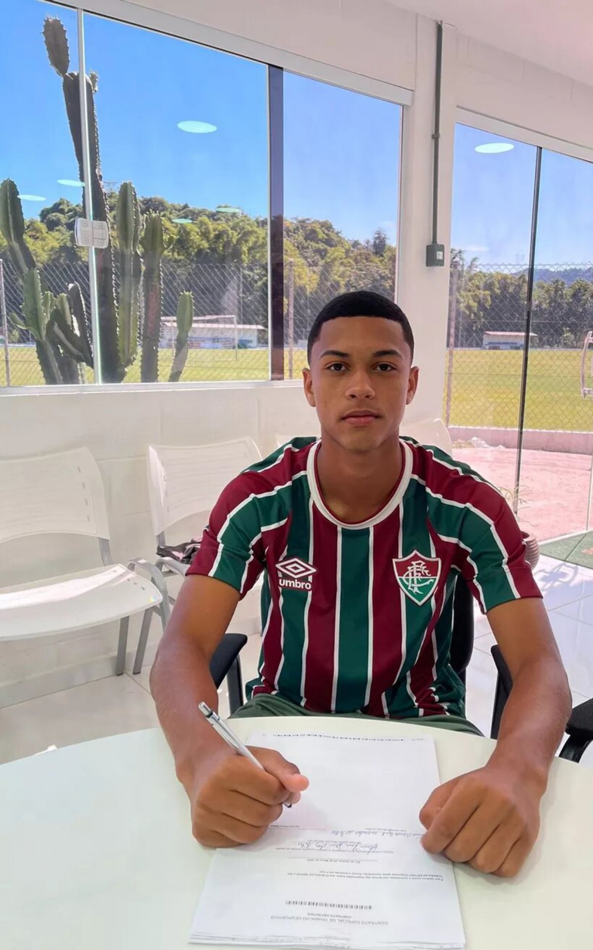 Esquerdinha acerta primeiro contrato profissional com o Fluminense