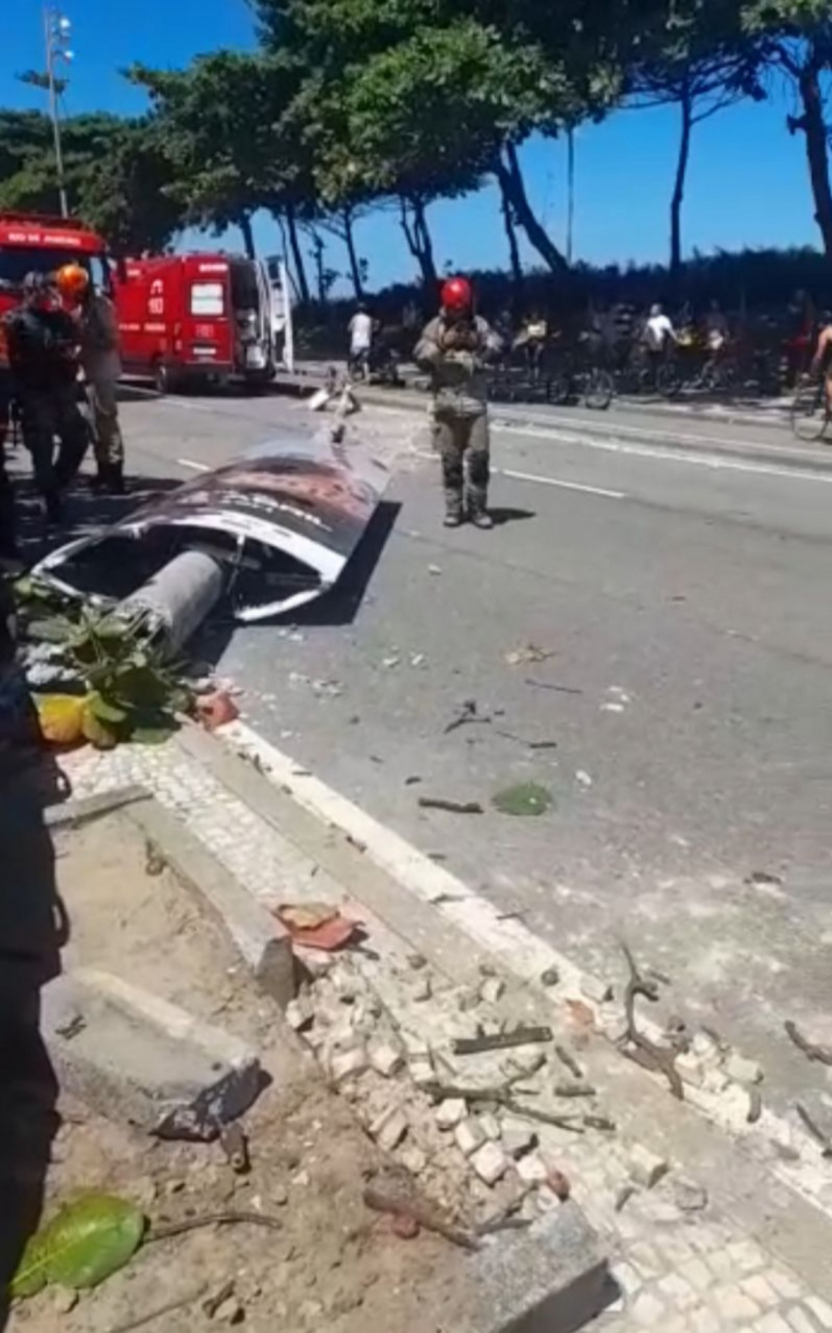 Acidente derrubou um poste na Avenida Vieira Souto