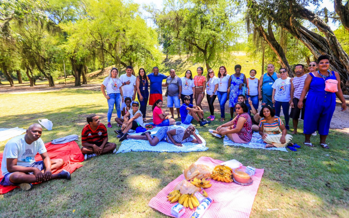 Pacientes e funcion&aacute;rios do Caps II se confraternizaram durante o piquenique