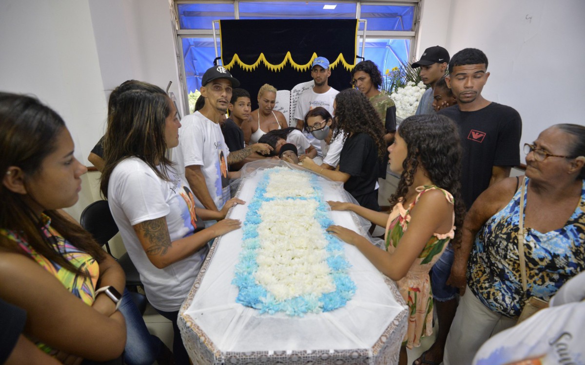 O vigia F&aacute;bio Tavares da Silva, 42, foi enterrado na tarde desta quinta-feira (24) em S&atilde;o Jo&atilde;o de Meriti