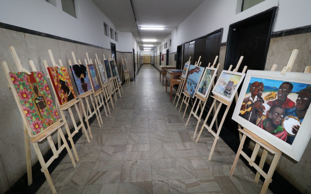 Obras criadas por detentos estão expostas nos corredores da Central do Brasil - Divulgação / SEAP