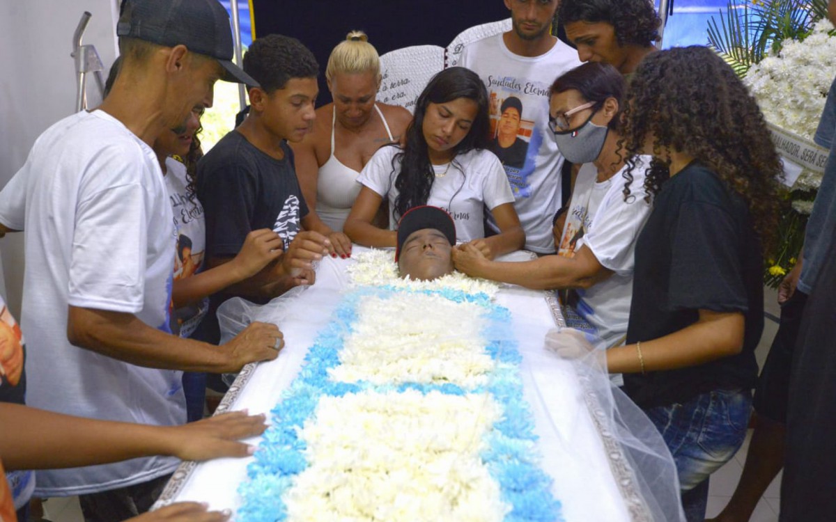 O vigia F&aacute;bio Tavares da Silva, 42, foi enterrado na tarde desta quinta-feira (24) em S&atilde;o Jo&atilde;o de Meriti