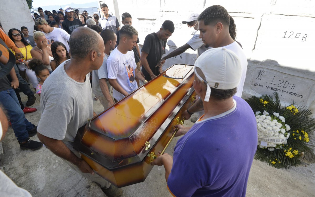 O vigia F&aacute;bio Tavares da Silva, 42, foi enterrado na tarde desta quinta-feira (24) em S&atilde;o Jo&atilde;o de Meriti