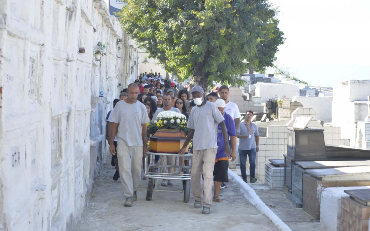 O vigia F&aacute;bio Tavares da Silva, 42, foi enterrado na tarde desta quinta-feira (24) em S&atilde;o Jo&atilde;o de Meriti