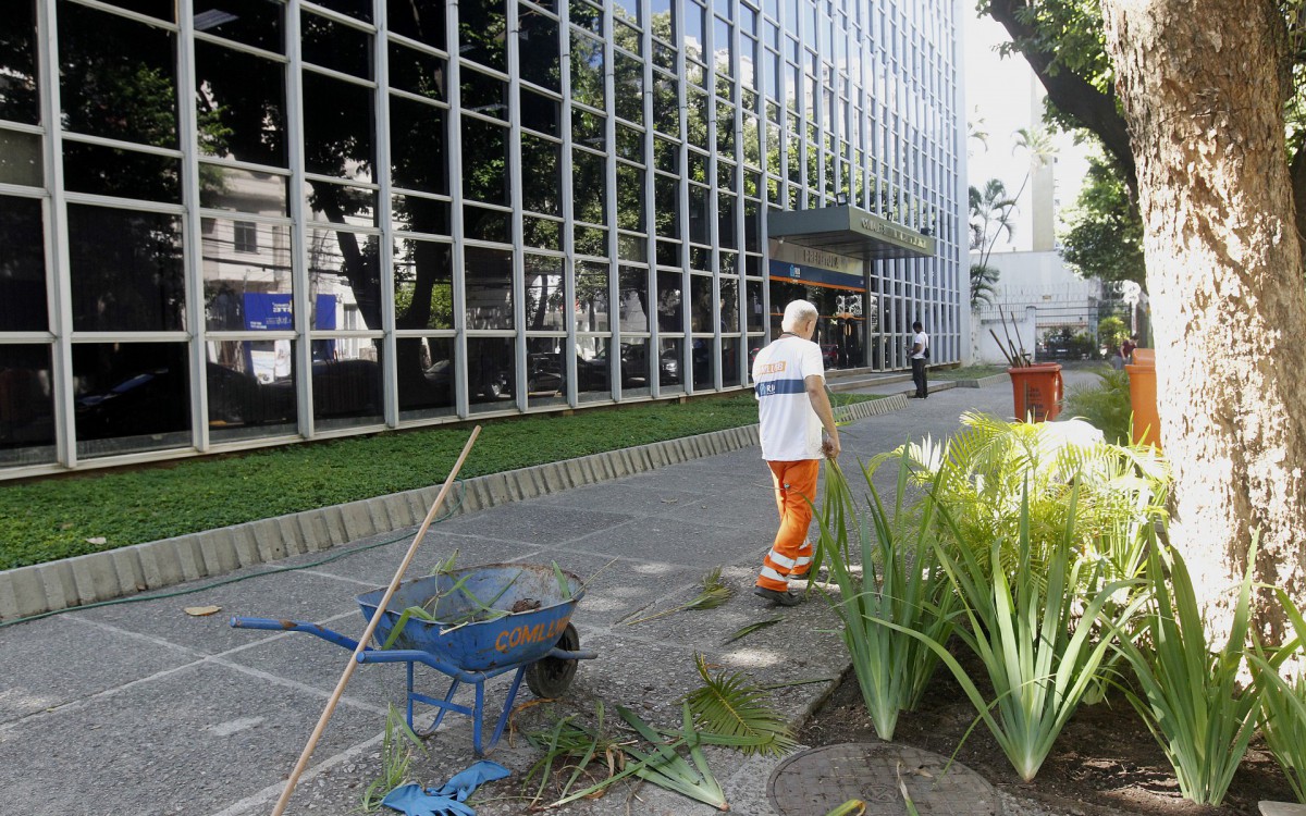 Geral - Movimenta&ccedil;ao na sede da Comlurb, na Rua Major Avila, na Tijuca, zona norte do Rio.