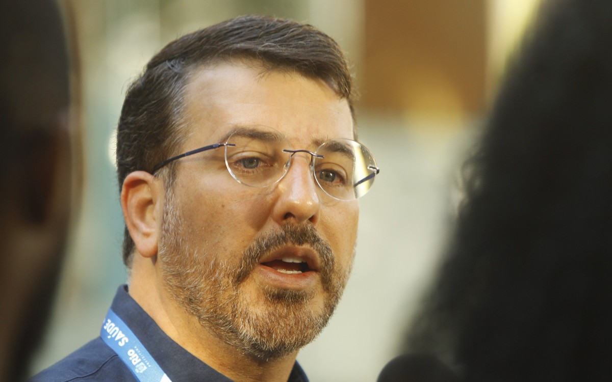 Geral - Rio aplica quarta dose da vacina contra covid-19 em idosos a partir de 80 anos. A cidade do Rio come&ccedil;ou a aplicar nesta quinta-feira (24) a quarta dose de vacina contra covid-19 em idosos a partir de 80 anos. Trata-se da segunda dose de refor&ccedil;o. Na foto, secretario municipal de saude, Daniel Soranz, no Centro Municipal de Saude Pindaro de Carvalho Rodrigues, na Gavea, zona sul do Rio.