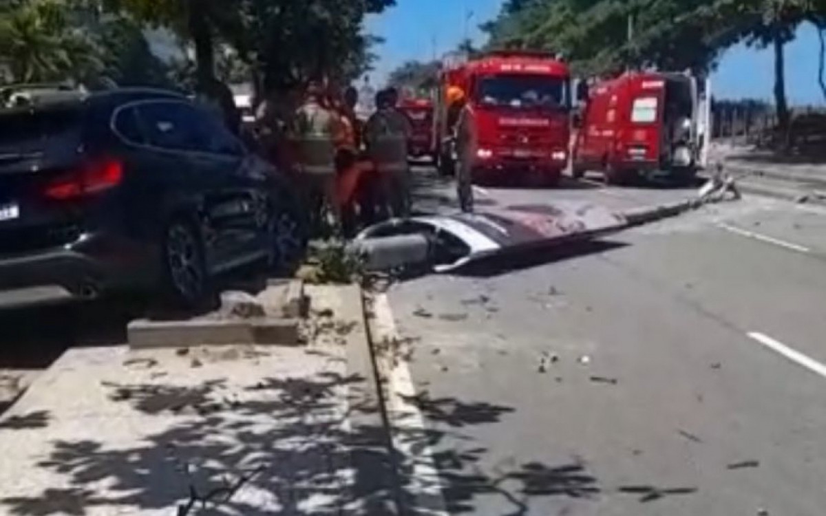 Bombeiros do quartel de Copacabana socorreram o motorista ferido