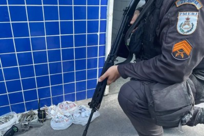 Troca de tiros em Meriti termina com criminoso baleado e drogas apreendidas