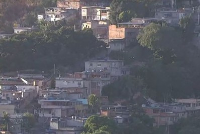 PM realiza operação em comunidades de Santa Teresa após dois policiais serem baleados