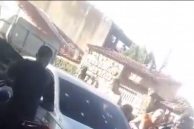 Carro é alvo de emboscada com ataque a tiros em Nova Iguaçu