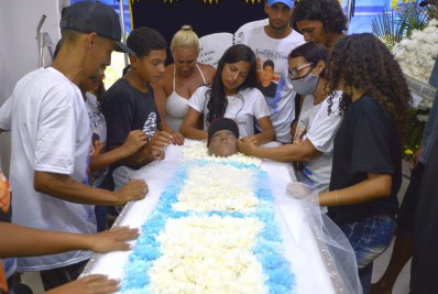 'Confundiram uma vassoura com um fuzil', diz irmã de vigia morto durante operação policial em Belford Roxo