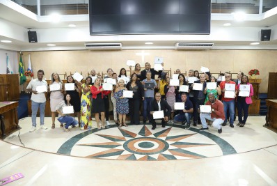 Vereadora Andréa Conselheira outorga comendas a servidores da Assistência