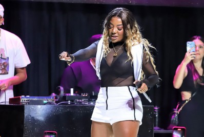 Com top transparente, Ludmilla mostra seios em show no Rio
