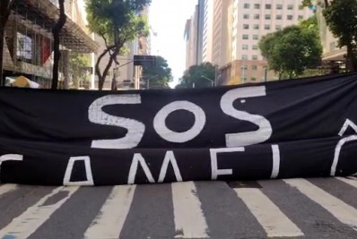 Camelôs pedem por melhores condições de trabalho e são atacados com gás de pimenta pela PM no Centro