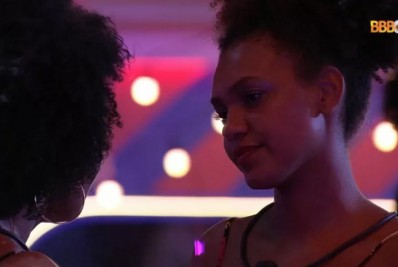 Jessilane e Natália discutem por coreografia na festa do líder