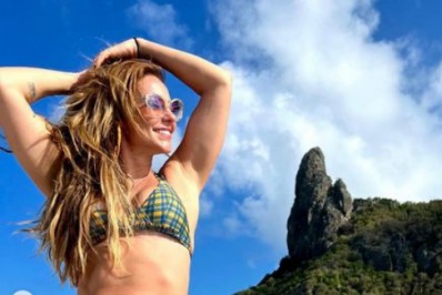 De biquíni e shortinho, Paolla Oliveira exibe as curvas e encanta os internautas