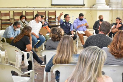 Prefeitura recebe manifestantes para debater respostas às chuvas que atingiram a cidade