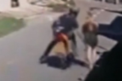 Motociclista que deu tapa na bunda de mulher na rua é detido por importunação sexual