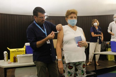 Rio começa a aplicar quarta dose da vacina contra covid em idosos a partir de 80 anos
