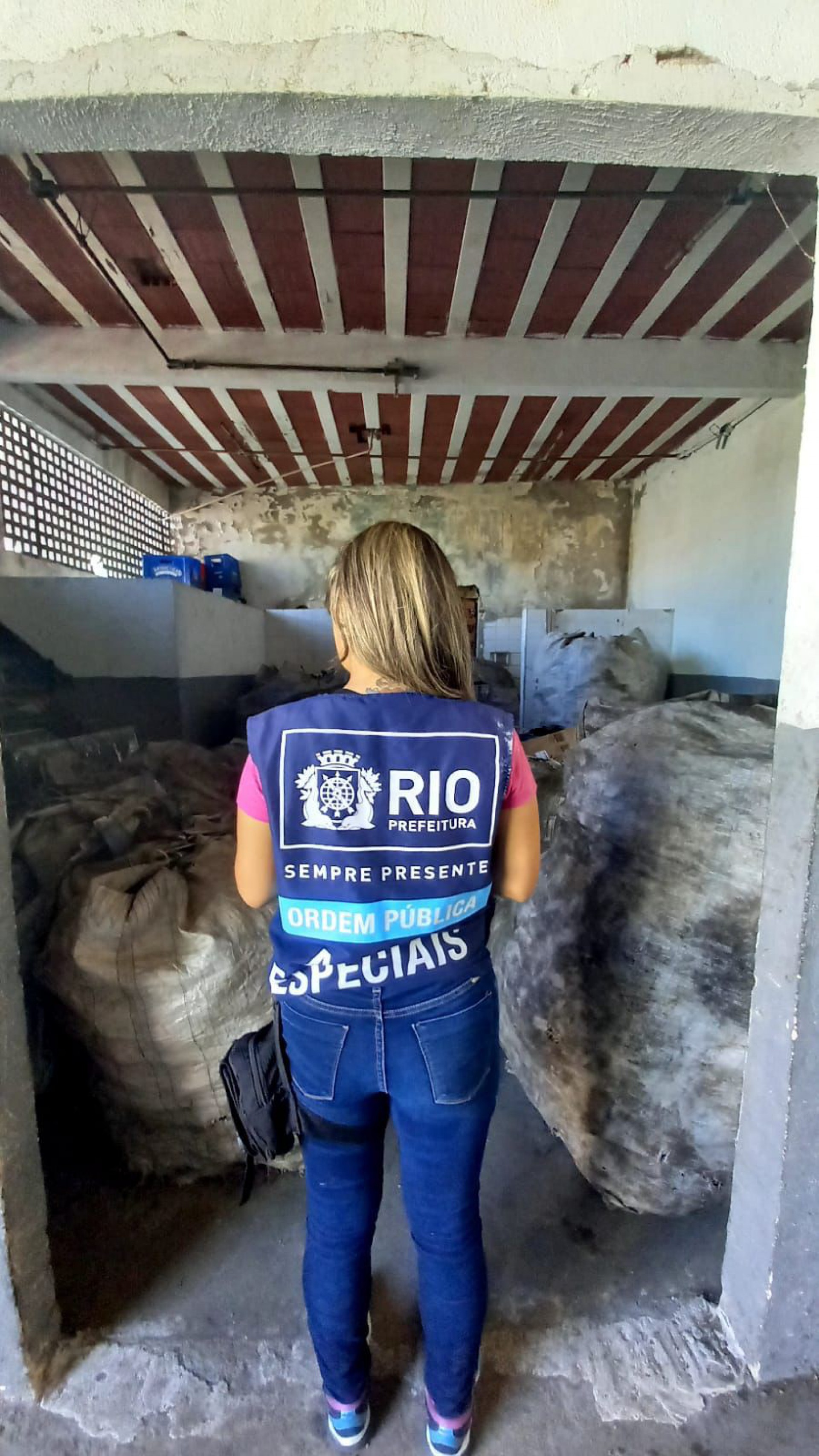 Agentes da SEOP recolheram os materiais e autuaram o dono do estabelecimento por exercício ilegal da atividade - Divulgação