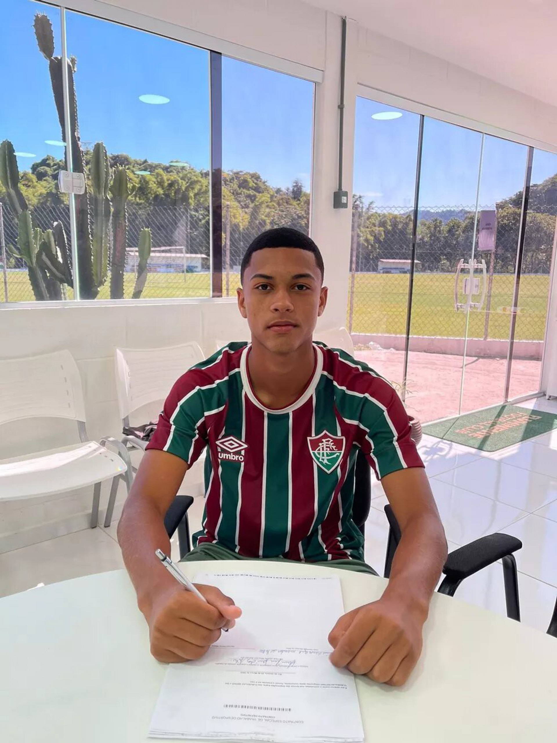 Esquerdinha acerta primeiro contrato profissional com o Fluminense - Foto: Divulgação