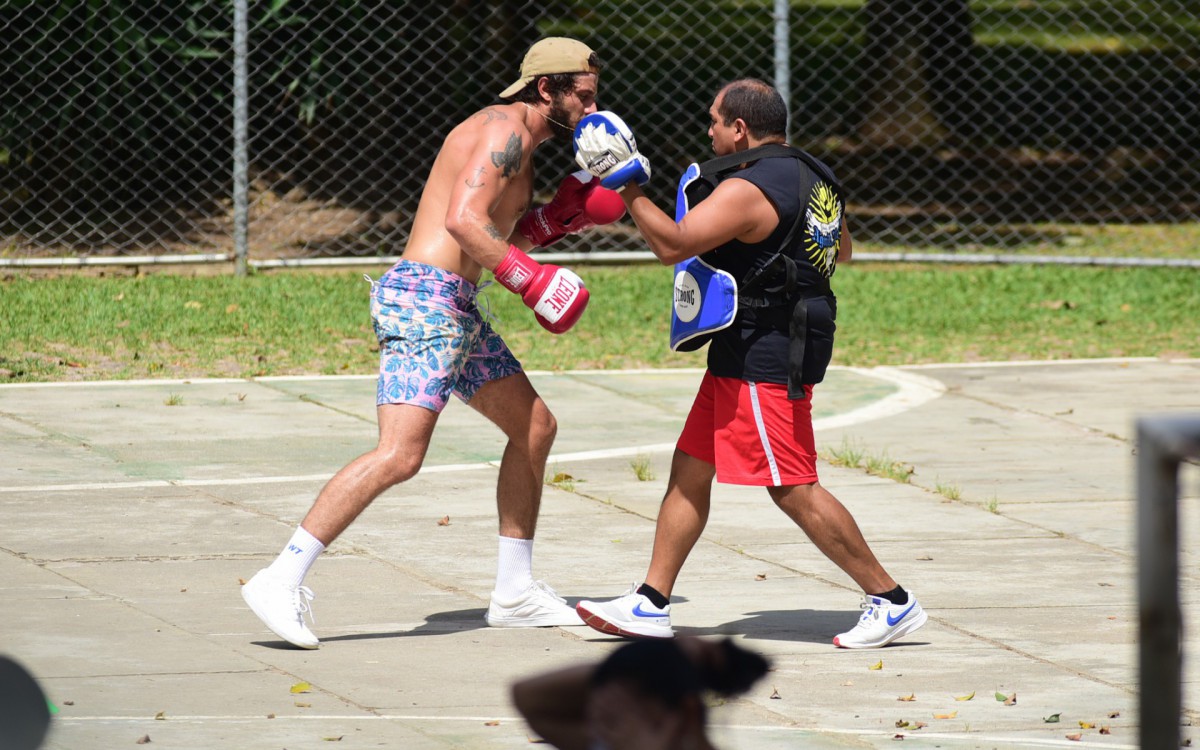 Chay Suede treina boxe em pra&ccedil;a de S&atilde;o Paulo