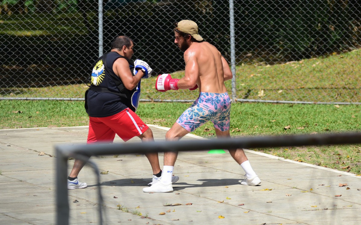 Chay Suede treina boxe em pra&ccedil;a de S&atilde;o Paulo