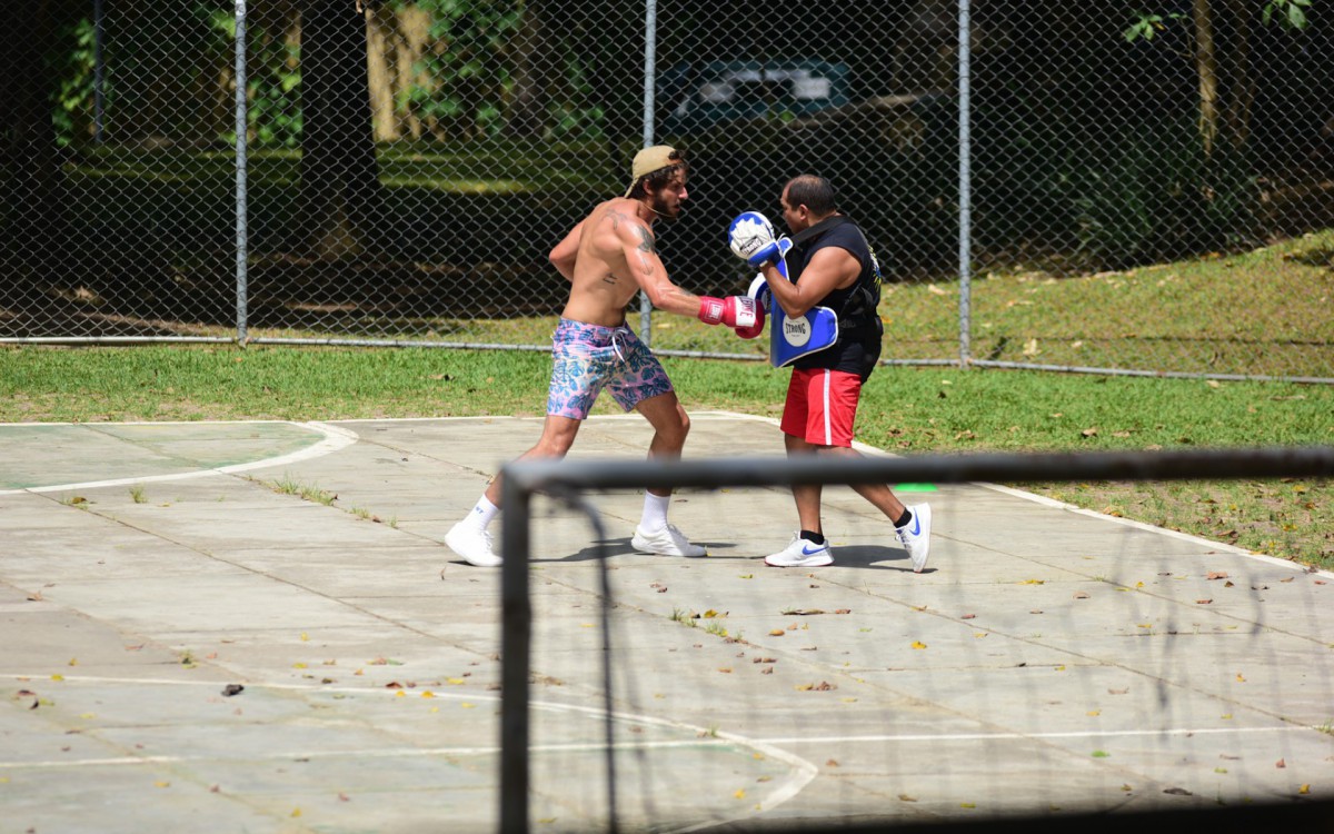 Chay Suede treina boxe em pra&ccedil;a de S&atilde;o Paulo