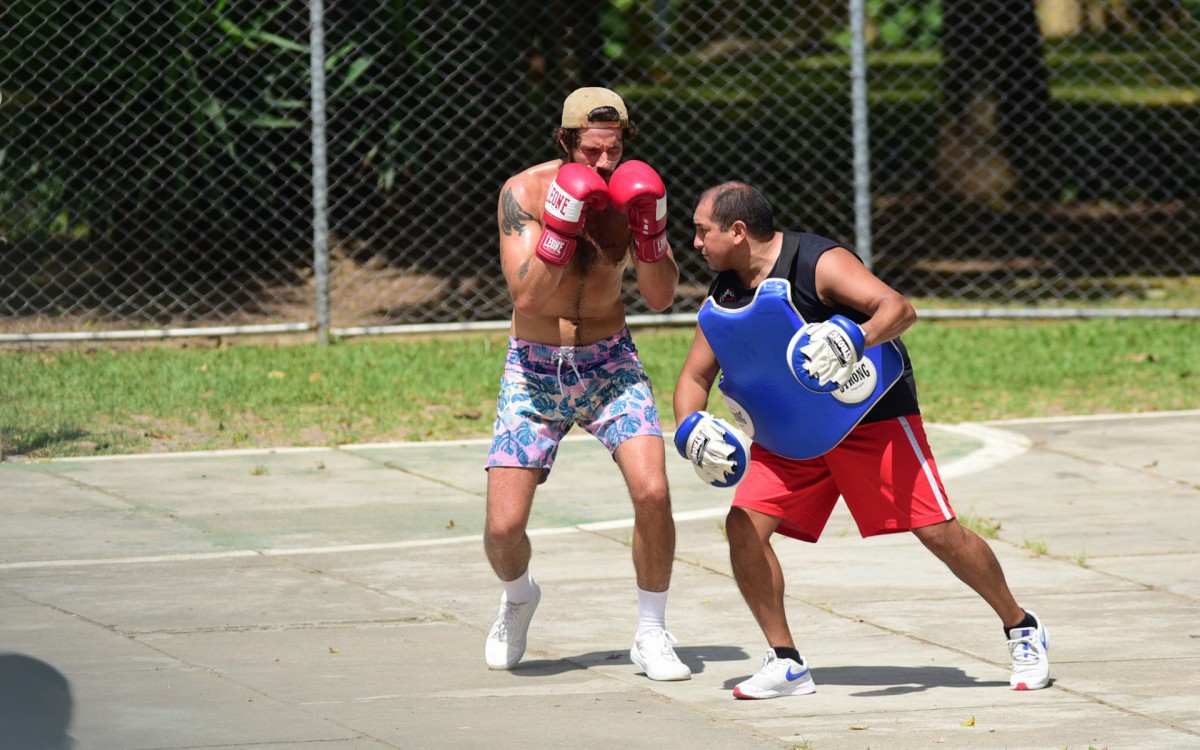 Chay Suede treina boxe em pra&ccedil;a de S&atilde;o Paulo