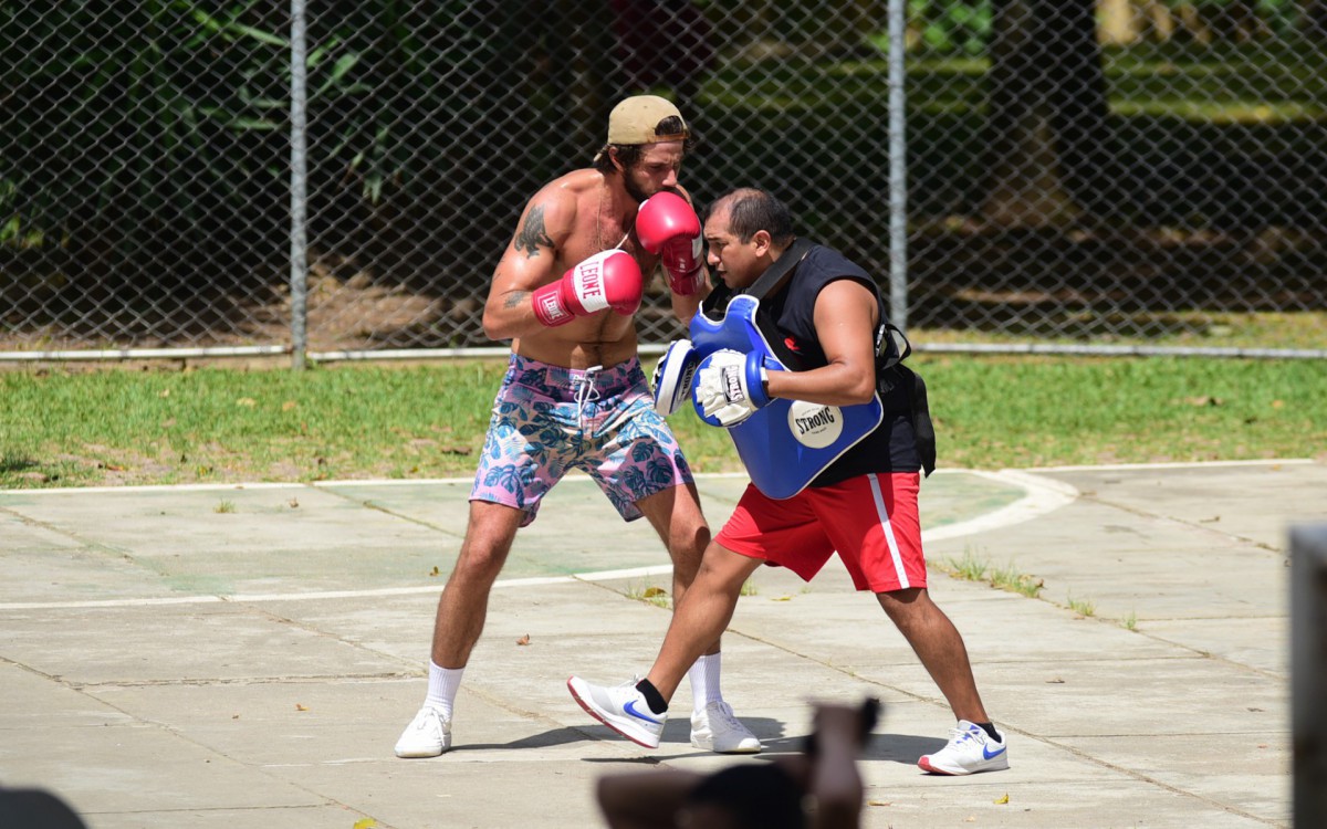 Chay Suede treina boxe em pra&ccedil;a de S&atilde;o Paulo