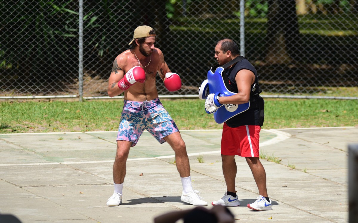 Chay Suede treina boxe em pra&ccedil;a de S&atilde;o Paulo
