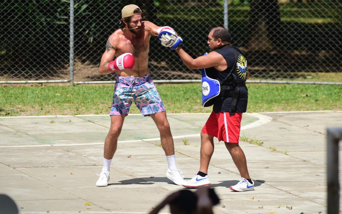 Chay Suede treina boxe em pra&ccedil;a de S&atilde;o Paulo