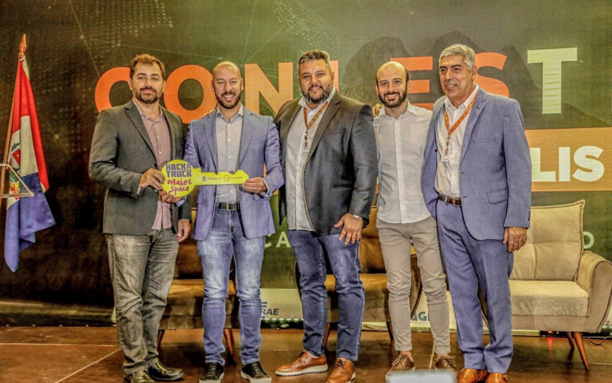 Da esquerda para a direita, Fabiano Rangel, Executivo de Desenvolvimento de Negócios da IBM,Â
prefeito de Teresópolis Vinicius Claussen,e vice-presidente do consórcio,
Hédio Mataruna, diretor geral do Conleste
Vinicius Oberg, secretário municipal de Ciência e Tecnologia de Teresópolis
Carlos Cavalcanti, diretor de projetos do Conleste