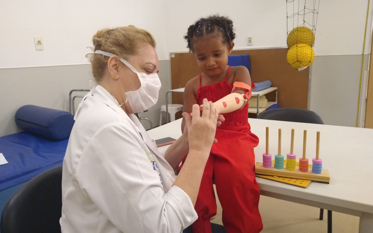 Al&eacute;m de Helo&aacute;, outras crian&ccedil;as j&aacute; foram beneficiadas com a protetiza&ccedil;&atilde;o em 3D