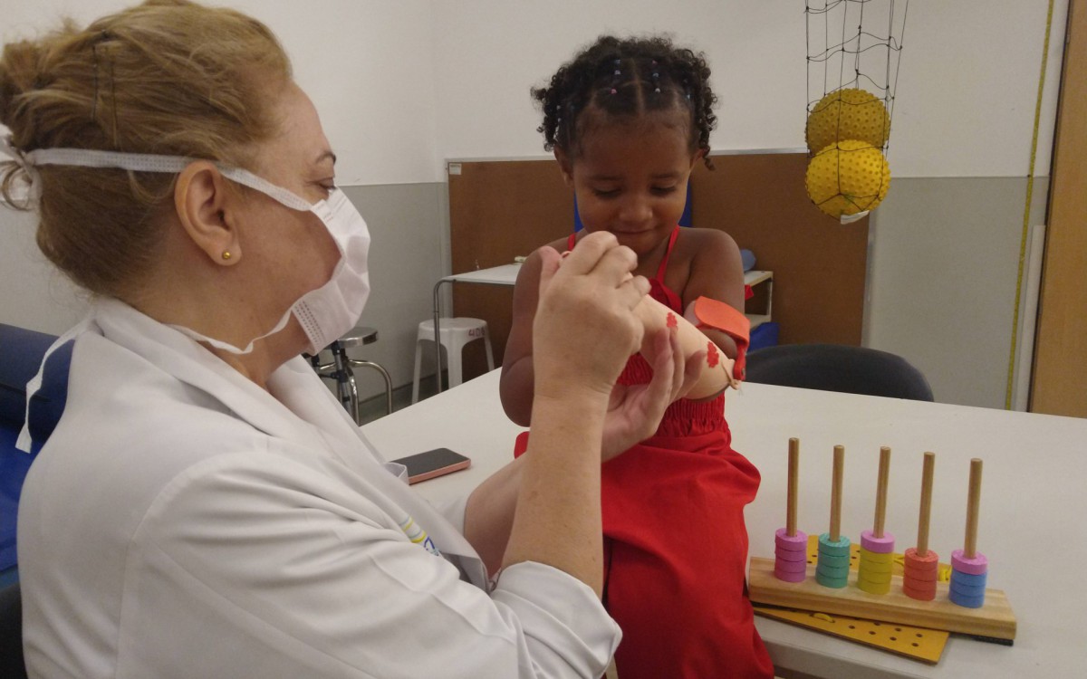 Hel&oacute;a foi a primeira crian&ccedil;a desta idade a ser protetizada no Into com essa tecnologia