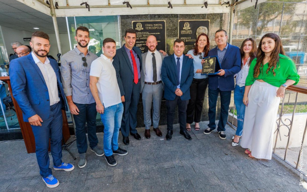 Prefeito Vinicius Claussen, vereadores Fidel Faria, Leonardo Vasconcellos e Amós Laurindo com familiares de Luiz Barbosa