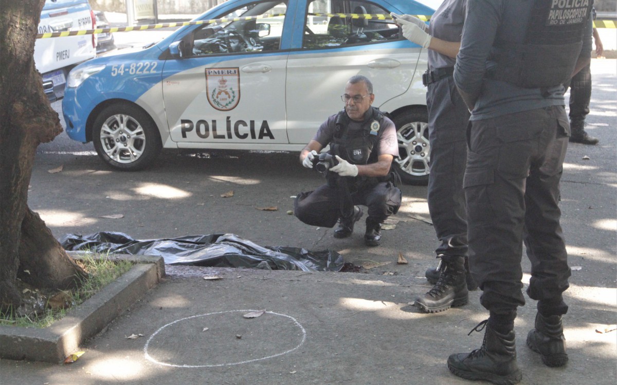 Latrocinio na praça Paolera na São Francisco Xavier na Tijuca, nesta sexta feira (25), na foto corpo de Carlos Alexandre Rezende de 40 anos. - Marcos Porto/Agencia O Dia